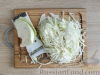 Фото приготовления рецепта: Салат с крабовыми палочками, белокочанной капустой, кукурузой и огурцом - шаг №2