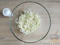 Фото приготовления рецепта: Салат с крабовыми палочками, белокочанной капустой, кукурузой и огурцом - шаг №3