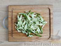 Фото приготовления рецепта: Салат с крабовыми палочками, белокочанной капустой, кукурузой и огурцом - шаг №5