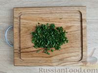 Фото приготовления рецепта: Салат с крабовыми палочками, белокочанной капустой, кукурузой и огурцом - шаг №6