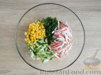 Фото приготовления рецепта: Салат с крабовыми палочками, белокочанной капустой, кукурузой и огурцом - шаг №7