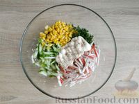 Фото приготовления рецепта: Салат с крабовыми палочками, белокочанной капустой, кукурузой и огурцом - шаг №8