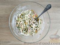 Фото приготовления рецепта: Салат с крабовыми палочками, белокочанной капустой, кукурузой и огурцом - шаг №9