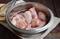 Фото приготовления рецепта: Пряные жареные куриные крылышки - шаг №3