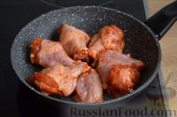 Фото приготовления рецепта: Пряные жареные куриные крылышки - шаг №6