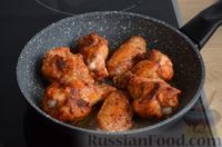 Фото приготовления рецепта: Пряные жареные куриные крылышки - шаг №7