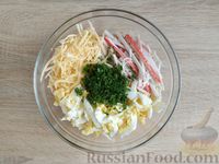 Фото приготовления рецепта: Салат из крабовых палочек,  моркови по-корейски и сыра - шаг №8