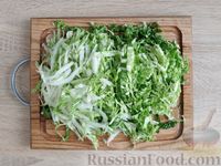 Фото приготовления рецепта: Салат с копчёной курицей, пекинской капустой и горошком - шаг №6