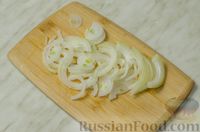 Фото приготовления рецепта: Слоёный салат с ананасами, курицей, жареными шампиньонами и сыром - шаг №6