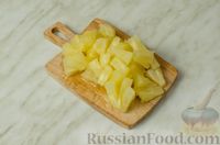 Фото приготовления рецепта: Слоёный салат с ананасами, курицей, жареными шампиньонами и сыром - шаг №11