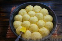 Фото приготовления рецепта: Картофельные пампушки с укропно-чесночным соусом - шаг №20