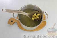 Фото приготовления рецепта: Сырный суп с капустой, фасолью и курицей - шаг №4