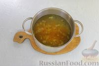 Фото приготовления рецепта: Сырный суп с капустой, фасолью и курицей - шаг №6