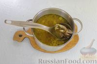 Фото приготовления рецепта: Сырный суп с капустой, фасолью и курицей - шаг №7