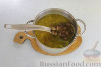 Фото приготовления рецепта: Сырный суп с капустой, фасолью и курицей - шаг №8