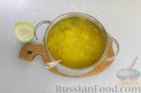Фото приготовления рецепта: Сырный суп с капустой, фасолью и курицей - шаг №10