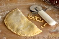 Фото приготовления рецепта: Чебуреки-пирожки с курицей и зеленью (из дрожжевого теста) - шаг №15