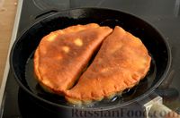 Фото приготовления рецепта: Чебуреки-пирожки с курицей и зеленью (из дрожжевого теста) - шаг №17