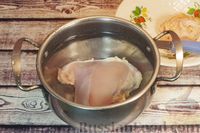 Фото приготовления рецепта: Куриный суп с капустой, рисом и помидорами - шаг №3