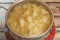 Фото приготовления рецепта: Куриный суп с капустой, рисом и помидорами - шаг №9