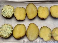 Фото приготовления рецепта: Картошка под чесночным маслом с сыром  и зеленью, в духовке - шаг №6