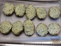 Фото приготовления рецепта: Картошка под чесночным маслом с сыром  и зеленью, в духовке - шаг №7