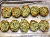 Фото приготовления рецепта: Картошка под чесночным маслом с сыром  и зеленью, в духовке - шаг №8