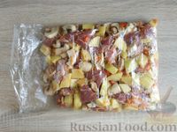Фото приготовления рецепта: Картошка, запечённая с грибами и свининой, в пакете - шаг №10