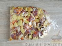 Фото приготовления рецепта: Картошка, запечённая с грибами и свининой, в пакете - шаг №11