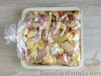 Фото приготовления рецепта: Картошка, запечённая с грибами и свининой, в пакете - шаг №12