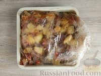 Фото приготовления рецепта: Картошка, запечённая с грибами и свининой, в пакете - шаг №13