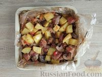 Фото приготовления рецепта: Картошка, запечённая с грибами и свининой, в пакете - шаг №14