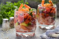 Фото к рецепту: Салат-коктейль с креветками, авокадо и консервированными помидорами