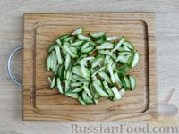 Фото приготовления рецепта: Салат из пекинской капусты с кукурузой, яйцом и огурцом - шаг №4