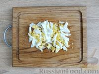 Фото приготовления рецепта: Салат из пекинской капусты с кукурузой, яйцом и огурцом - шаг №5