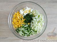 Фото приготовления рецепта: Салат из пекинской капусты с кукурузой, яйцом и огурцом - шаг №7