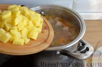 Фото приготовления рецепта: Солянка со свининой, копчёной колбасой, капустой и стручковой фасолью - шаг №9