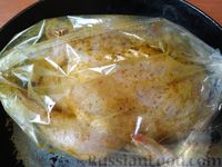 Фото приготовления рецепта: Запечённая курица в духовке, фаршированная айвой - шаг №5