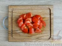 Фото приготовления рецепта: Курица, запечённая с пекинской капустой и помидорами, в пакете - шаг №5