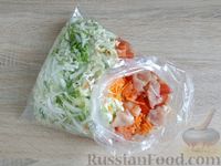 Фото приготовления рецепта: Курица, запечённая с пекинской капустой и помидорами, в пакете - шаг №7