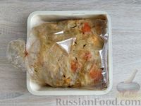 Фото приготовления рецепта: Курица, запечённая с пекинской капустой и помидорами, в пакете - шаг №13