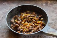 Фото приготовления рецепта: Салат с говядиной, свежими огурцами, перцем и луком, по-корейски - шаг №7