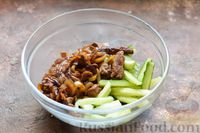 Фото приготовления рецепта: Салат с говядиной, свежими огурцами, перцем и луком, по-корейски - шаг №8
