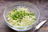 Фото приготовления рецепта: Салат из капусты с орехами и лапшой быстрого приготовления - шаг №3