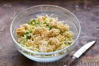 Фото приготовления рецепта: Салат из капусты с орехами и лапшой быстрого приготовления - шаг №4