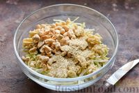 Фото приготовления рецепта: Салат из капусты с орехами и лапшой быстрого приготовления - шаг №5