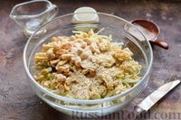 Фото приготовления рецепта: Салат из капусты с орехами и лапшой быстрого приготовления - шаг №6