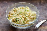 Фото приготовления рецепта: Салат из капусты с орехами и лапшой быстрого приготовления - шаг №7