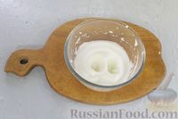 Фото приготовления рецепта: Несладкие булочки на яичном белке и смальце - шаг №6