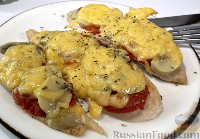 Куриные бедра с грибами и помидорами в духовке — рецепт с фото